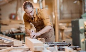 Il lavoro del falegname richiede una vasta gamma di competenze e conoscenze per poter creare e riparare oggetti in legno