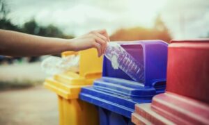 La partecipazione attiva delle comunità nel ritiro della plastica rafforza il senso di responsabilità ambientale.