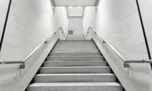 La pulizia adeguata delle scale in cemento è essenziale per mantenere l'aspetto pulito e professionale dell'edificio