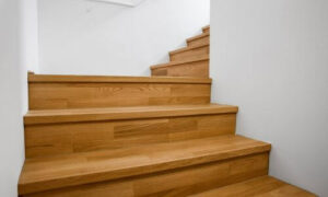 Le scale in legno sono un'aggiunta affascinante a qualsiasi spazio, ma richiedono una cura particolare per mantenerle in buone condizioni