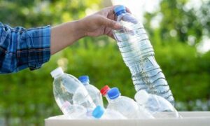 L'uso massiccio di imballaggi plastici, bottiglie, sacchetti e stoviglie usa e getta contribuisce alla produzione di quantità immense di rifiuti plastici