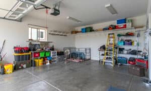 Se il pavimento del garage è in cemento, potresti voler applicare un sigillante o una vernice per renderlo più resistente e facile da pulire in futuro