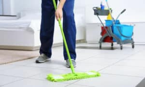 Utilizzare detergenti specifici per pavimenti, vetri, cucina e bagno